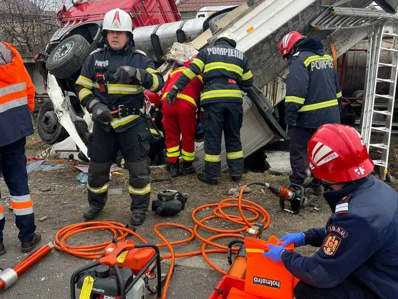 O cisternă cu sodă caustică răsturnată peste un gard, o utilitară în șanț. / Foto: Vocea Vâlcii