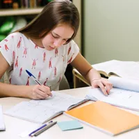 Elevii români așteaptă să li se dea mai puține teme Foto: Freepik.com - rol ilustrativ