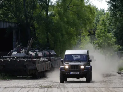 Demonstraţie cu un vehicul de teren Jeep, la Uzina Mecanică Bucureşti - Foto: INQUAM PHOTOS/Octav Ganea