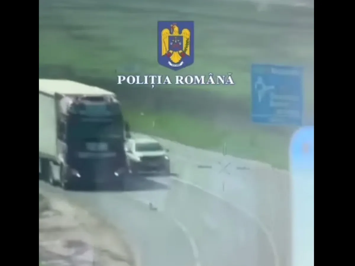 Manevră controversată: Un șofer, sancționat din elicopter pentru depășirea liniei continue - Foto: captură video