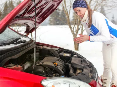 Frig, bateria învârte greu și motorul nu pornește? Cum îi dai curent mașinii corect cu cabluri - Foto: Freepik - Imagine cu rol ilustrativ