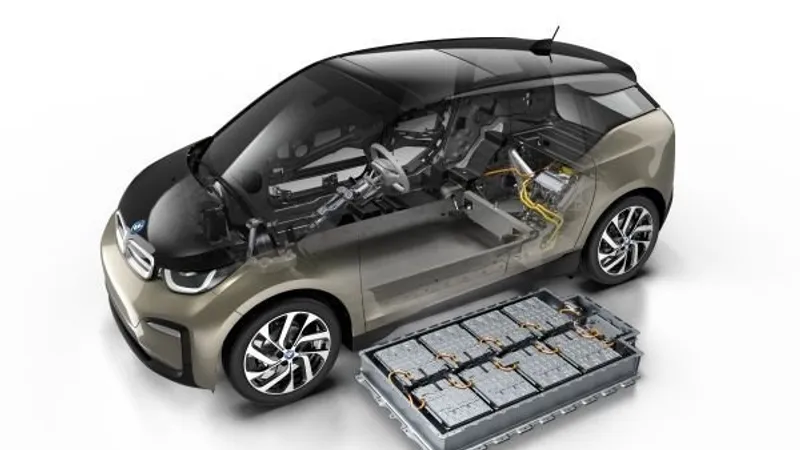 Noua baterie de înaltă tensiune produsă la uzina BMW din Dingolfing are aceleași dimensiuni cu cea veche şi constă din opt module, fiecare cu 12 celule de stocare.