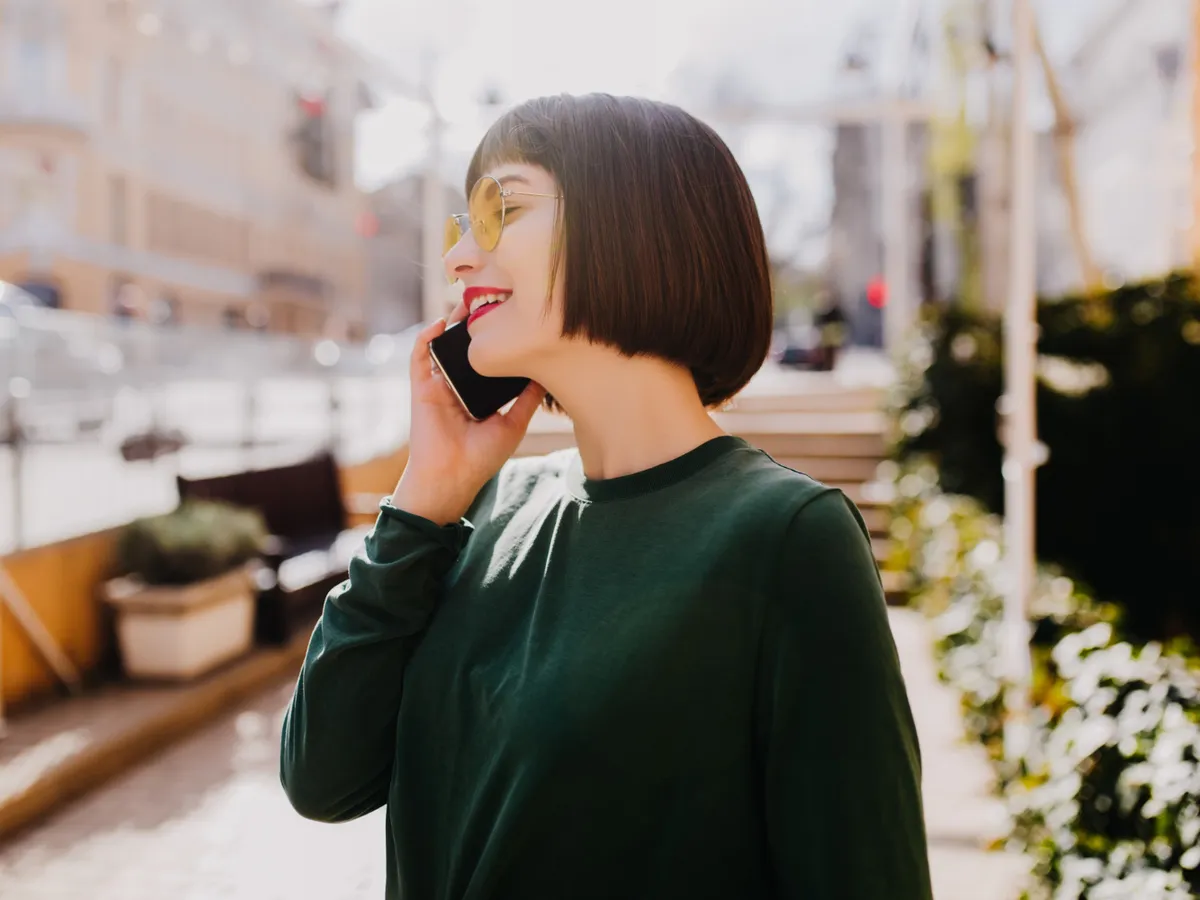 Femeie care discută la telefon - Foto: Freepik (rol ilustrativ)