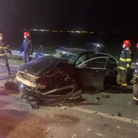 Mercedes S-Klasse, „șifonat” bine de două TIR-uri pe centura Bacăului. / Foto: Info Trafic 24, Facebook