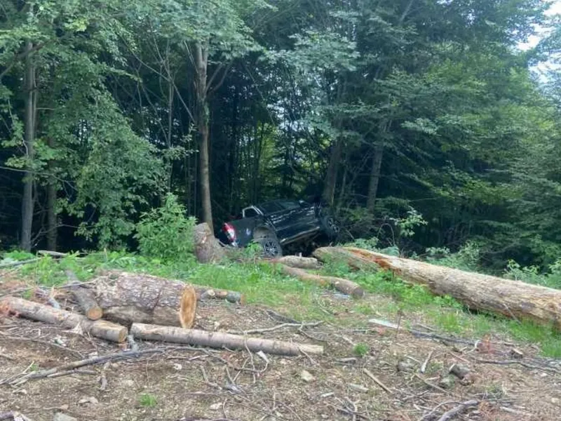 Două femei și doi copii, la spital, după o aventură off-road. Șoferița a pierdut controlul - Foto: IPJ Vâlcea