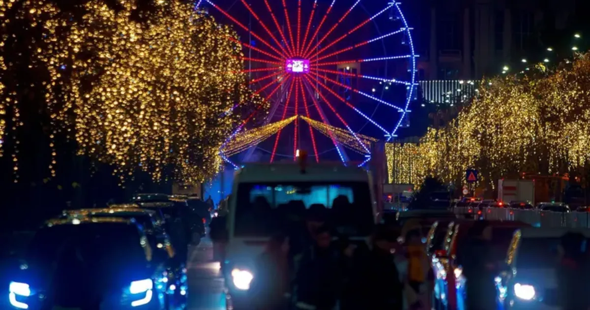 Iluminatul festiv din București a fost prelungit. Pe care străzi rămân decorațiunile • Newsweek România