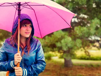 Femeie cu umbrelă - Foto: Freepik (rol ilustrativ)