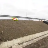 Lucrări de mântuială, pe ciotul Autostrăzii Bucureștiului inaugurat în grabă, în decembrie 2023 - Foto: captură video - stirileprotv.ro