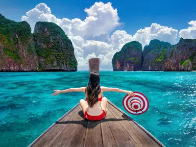 Fată frumoasă la plajă, în arhipelagul Koh Phi Phi, lângă Insula Phuket - Foto: Freepik/tawatchai07