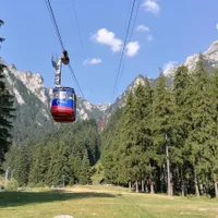 Pentru a urca cu telecabina la Babele, o familie cu 2 copii plătește 560 lei. La Bansko, 325 lei - Foto: Telecabina Busteni - Babele
