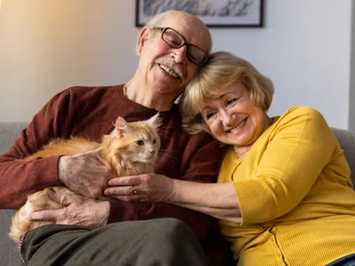 Pensionari la pensie și o pisică - Foto: Freepik