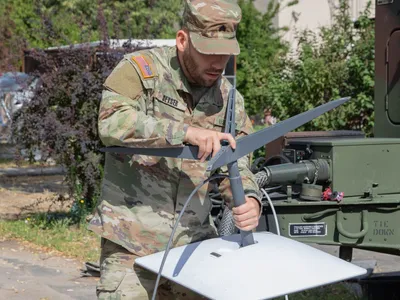 Sergentul din cadrul Armatei SUA pregătește un sistem Starlink în baza Camp Kosciuszko din Polonia - Foto: Profimedia Images (imagine cu  rol ilustrativ)