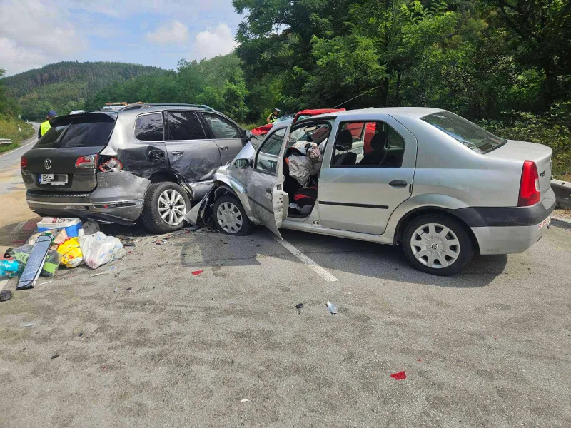 Accident cu 3 mașini și 10 răniți, în Bulgaria. Un român cu un VW Touareg a depășit aiurea - Foto: nova.bg
