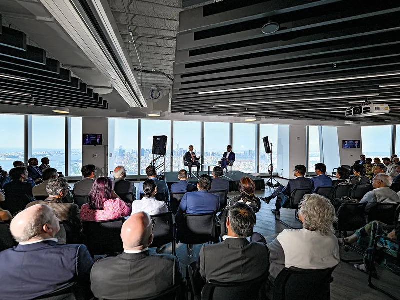 ÎN CONVERSAȚIE Personalul de la Newsweek privește cum președintele și directorul executiv Dev Pragad îl întâmpină pe ministrul Afacerilor Externe al Indiei, Jaishankar, la biroul din New York, având silueta orașului pe fundal