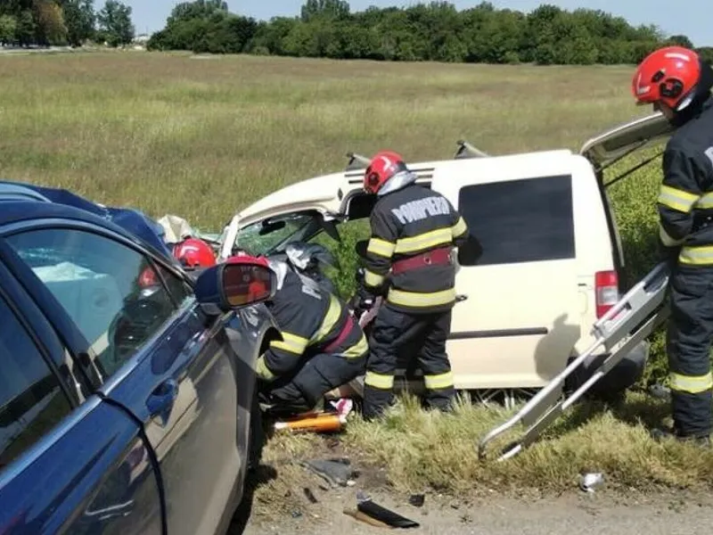 O mașina a anunțat o tragedie în Bihor. Un om a murit, o femeie grav rănită. Cum? - Foto: ISU