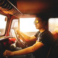 Românii, șoferi de TIR sau dubă cu 16 locuri de la 17 ani. Zero morți pe drumurile UE până în 2050? - Foto: pexels.com/Darwis Alwan - Imagine cu rol ilustrativ