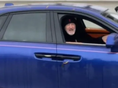 Câțiva puști au scos telefonul să-l filmeze pe Gigi Becali în fața Catedralei Mânturii Neamului: reacția milionarului