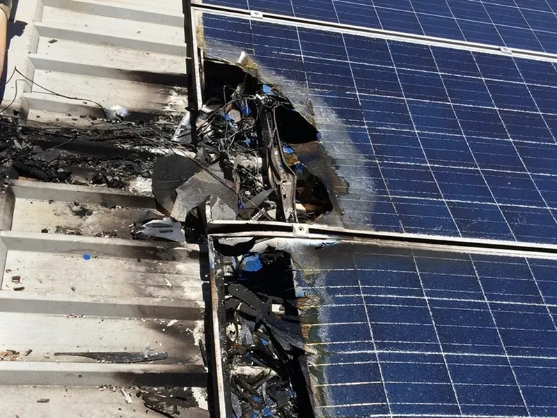 Ai panouri fotovoltaice cu baterie? Poate exploda! S-a întâmplat în Suceava. A ars și o mașină - Foto: corporatesolutions.swissre.com (Imagine cu rol ilustrativ)