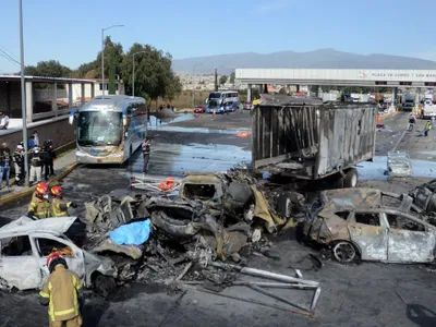 Carnagiu pe o autostradă din Mexic: cel puțin 19 morți, după ce un camion a rămas fără frâne. / Foto: theguardian.com