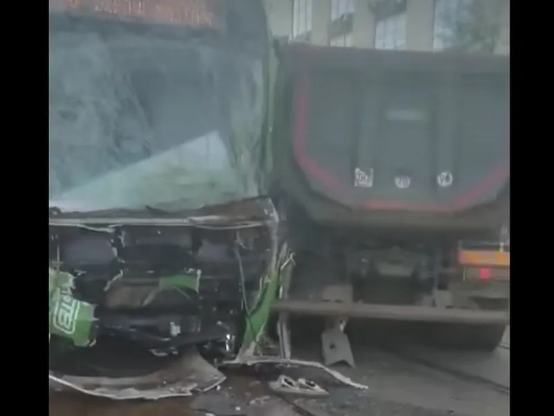 Accident incredibil în București! Un tramvai s-a înfipt într-o basculantă. Liniile afectate - Foto: captură ecran