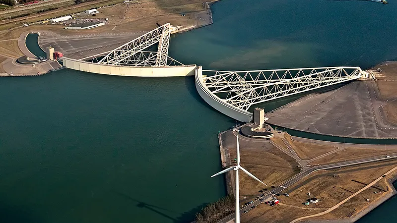 Bariera de protecție împotriva valurilor de furtună Maeslant din Rotterdam, Olanda