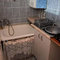 Garsonieră „de lux”, în Cluj: Bucătăria și baia, în același loc. / Foto: stiridecluj.ro