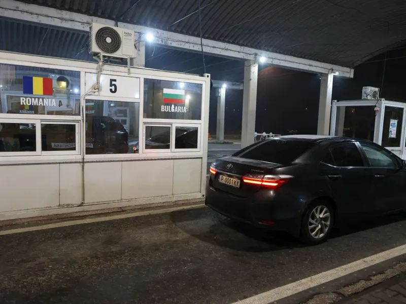 1 ianuarie a.c.. Vama Giurgiu, Podul Prieteniei. O maşină trece fără probleme prin punctul de frontieră. Acum, se întâmplă aşa oricând - Foto: INQUAM PHOTOS/George Călin