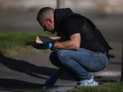 Anchetatorii adună probe, la Galaţi, după ce o dronă a lovit Blocul Stirex, din Centru - Foto: INQUAM PHOTOS/George Călin