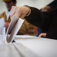 Tragedie la o secție de votare din Argeș. Un pensionar a murit după ce a căzut pe stradă - Foto: Profimedia images