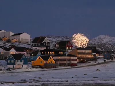 Artificii deasupra unei case dintr-o zonă dezidenţială din Nuuk, capitala Groenlandei - Foto: Profimedia Images