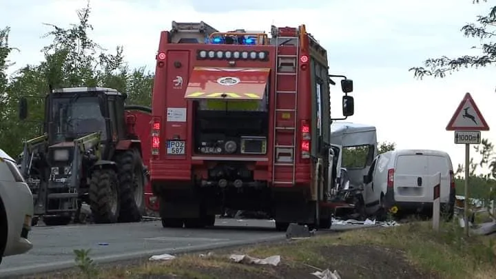 Un microbuz cu români s-a înfipt în remorca unui tractor în Ungaria: 2 morți și 9 răniți. / Foto: Info Trafic 24, Facebook