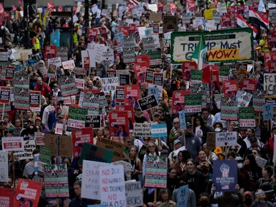 Populația din Chicago a ieșit cu miile în stradă împotriva deciziei lui Trump de a trimite trupe - Foto: Profimedia Images