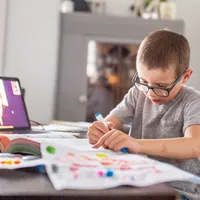 Asociația elevilor: E o inechitate că elevii școlilor private învață online, iar cei de la stat nu / kidadl