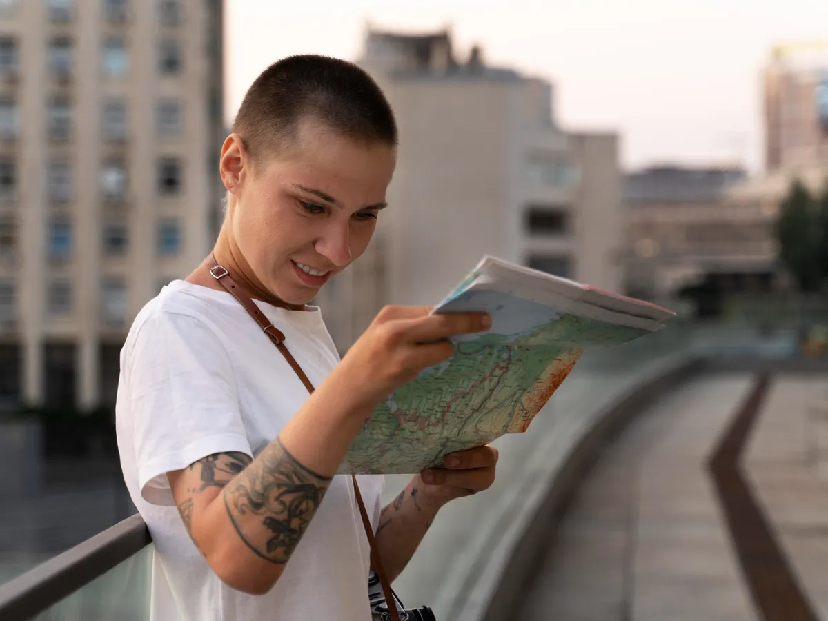 Femeie care se uită pe harta României - Foto: Freepik (rol ilustrativ)