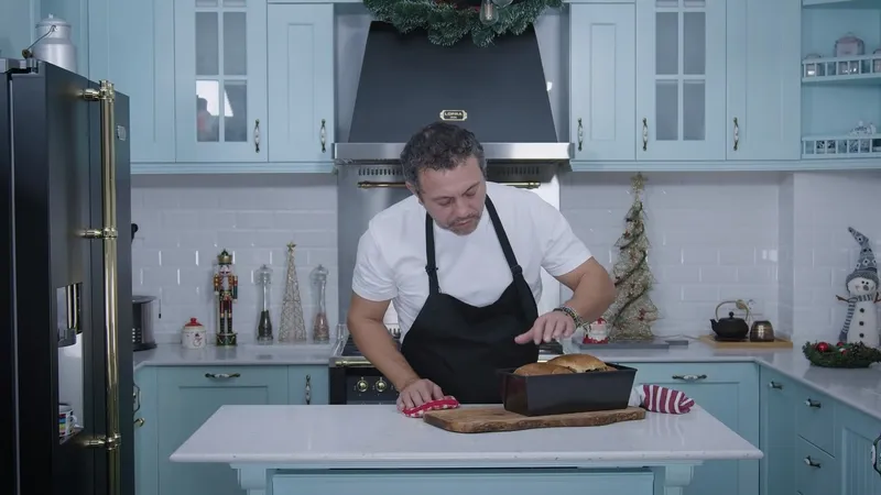 Cozonacul, desertul-vedetă al mesei de Crăciun. Rețele lui Chef Bontea și Chef Scărlătescu - Foto: captură video