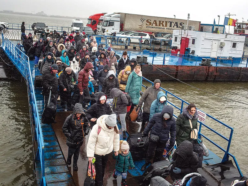 Refugiați ucraineni trecând în România pe la Isaccea