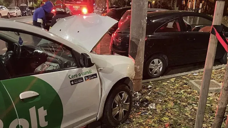 Mai multe mașini parcate, făcute praf de un șofer de Bolt în București. Consumase alcool - Foto: infotraficromania.ro