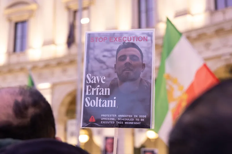 O manifestație &icirc;n Piazza della Repubblica din Roma, 13 ianuarie 2026, pentru salvarea protestatarului Erfan Soltani, ce urmează a fi executat - Foto: Profimedia Images