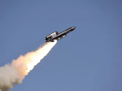 O rachetă Flamingo ucraineană a lovit o fabrică de explozibili la 750 km în interiorul Rusiei, provocând explozii puternice și nori de fum dens