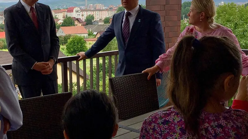 Ștefan Dărăbuș, președintele HHC, alături de ambasadorul american Hans Klemm, într-o vizită în Bistrița, la casele de tip familial. FOTO: Facebook HHC