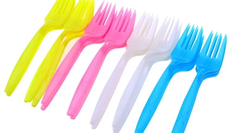 Articolele din plastic de unică folosință, interzise de sâmbătă în toată Uniunea Europeană