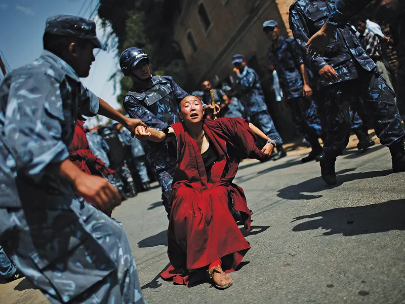 O călugăriță budistă tibetană reținută de poliția nepaleză la un protest pro-Tibet în fața ambasadei chineze din Kathmandu în 2008