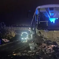 Accident violent între un autobuz şi un autoturism. Impactul a fost devastator. - Foto: ISU Hunedoara