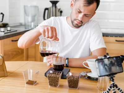 Persoană care își pregătește o cafea - Foto: Freepik (rol ilustrativ)