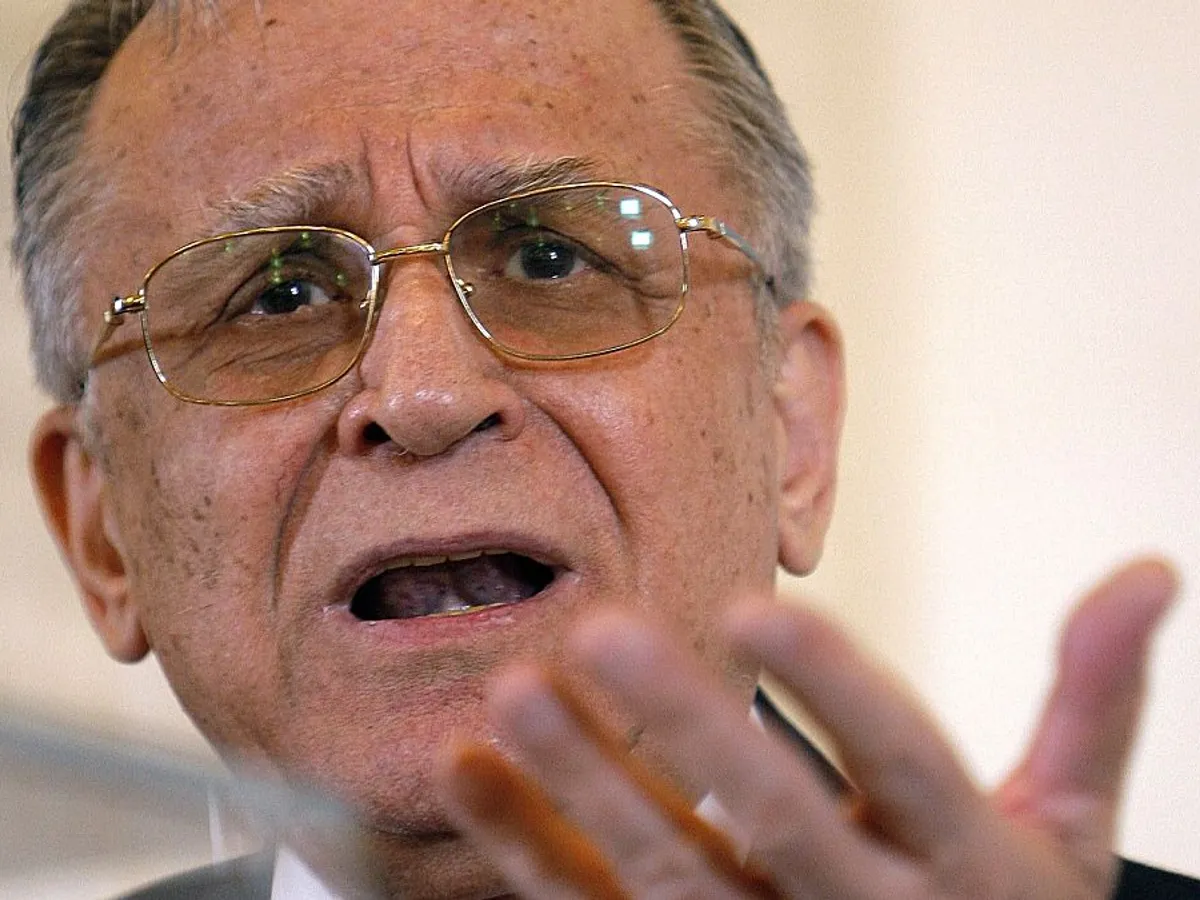 Cosmin Popa: Ion Iliescu a aplicat tactici de război hibrid împotriva propriului său popor - Foto: Profimedia Images
