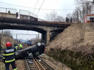 Un șofer de 22 de ani a sărit cu mașina de pod pe șinele de tren la Predeal. Traficul, oprit. - Foto: mytex.ro