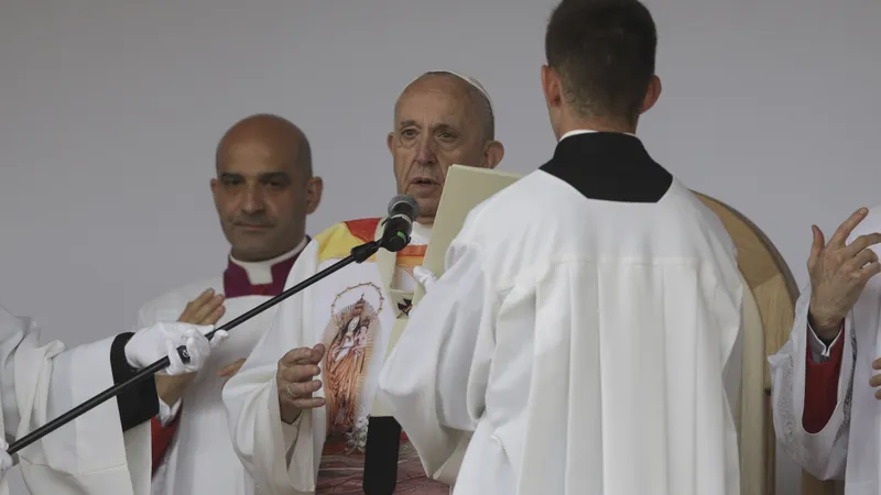 Papa Francisc, în timpul slujbei de la Șumuleu. Octav Ganea - Inquam Photos
