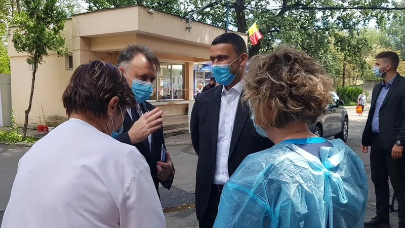 Prefectul de Brăila cu ministrul Sănătății, Nelu Tătaru, într-o vizită neanunțată la Spitalul Județean Brăila. FOTO: Facebook Cătălin Boboc