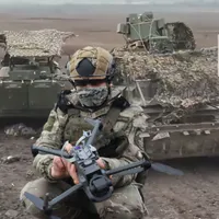 Tancul sovietic T-72, modificat cu sisteme de război electronic antidronă, capturat de ucraineni - Foto: X/ @simpatico771