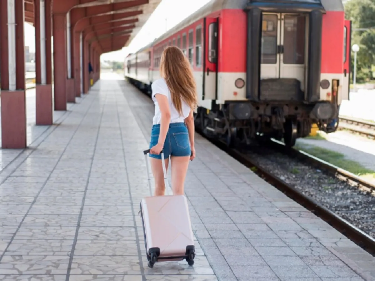 Cum arată locomotiva care prinde 200km/oră pe calea ferată din România? Poate trage 16 vagoane - Foto: Freepik (rol ilustrativ)